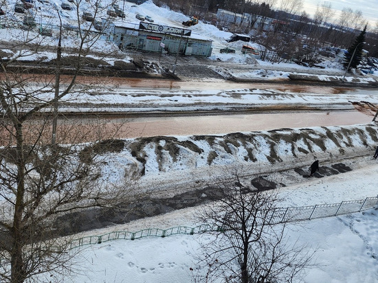 Улицу Ленина в Ижевске затопило из-за порыва на трубопроводе