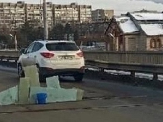 Астраханские водители предупреждают друг друга о яме на Новом мосту