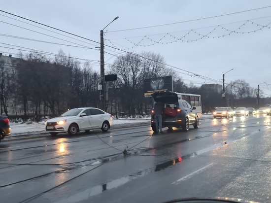 На Московском шоссе в Рязани образовалась пробка из-за обрыва проводов