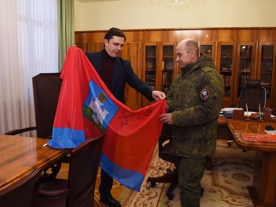 Клычков: бойцы с Орловщины завели традицию подписывать на флаге области места боевой дислокации