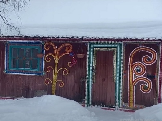 На юге Поморья местная жительница украсила дом пластиковыми крышками