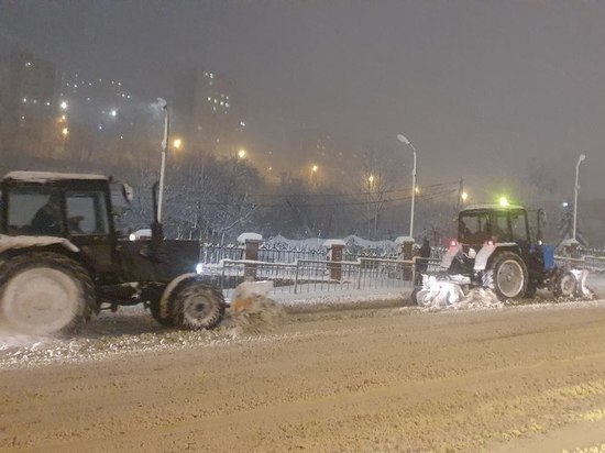 Дороги во Владивостоке расчищают после снегопада