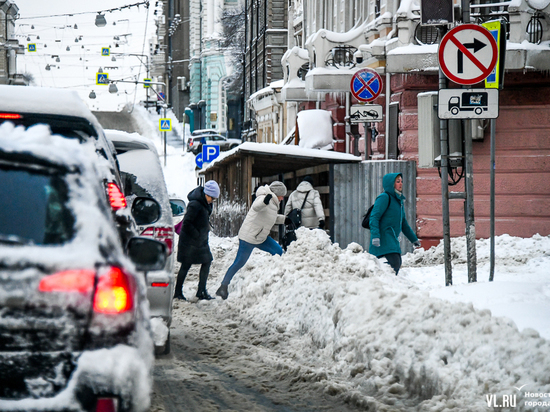 Снегопад во Владивостоке осложнил движение автобусов и пешеходов