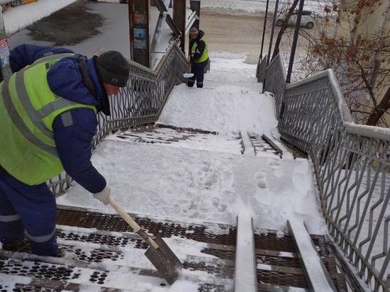 Во Владивостоке 368 человек расчищают тротуары, автобусные остановки, переходы и лестницы