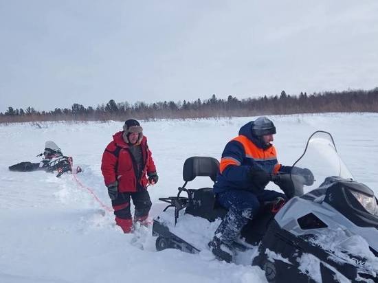 В ЯНАО спасатели вызволили застрявшего снегоходчика из снежного плена