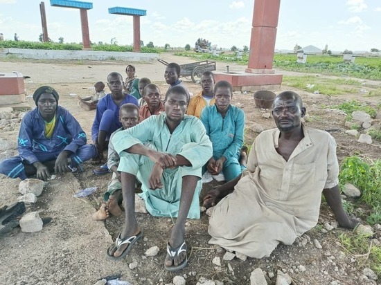 В сети появились фото боевиков "Боко Харам" и их семей, которые были вынуждены сдаться