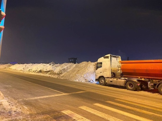 Более 50 единиц техники очищали улицы Великого Новгорода от снега минувшей ночью