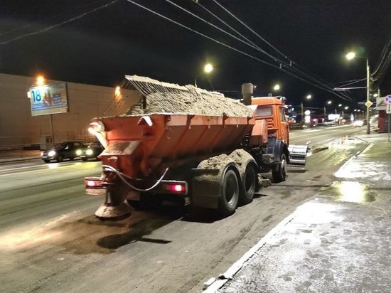В  Курске последствия снегопада устраняют 57 спецмашин и 83 рабочих дорожных служб