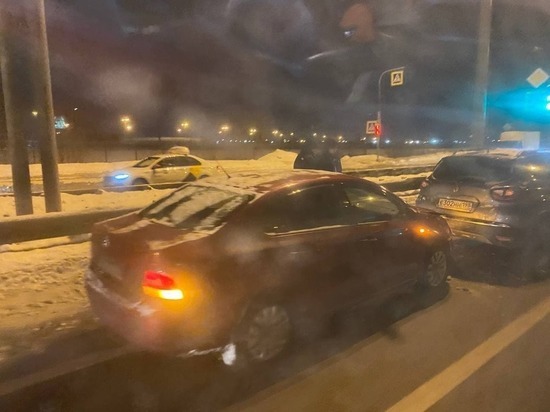 В Мурманске из-за аварии и сломанного светофора образовалась пробка