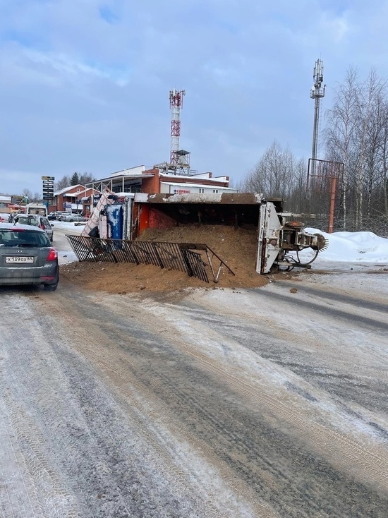 На дороге в Тверской области «Камаз» с песком завалился на бок