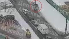 В Новой Москве подростки на каршеринговой машине врезались в столб: видео