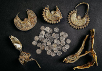 Нидерландский историк нашел удивительный клад – уникальное средневековое золотое сокровище 1000-летней давности, состоящее из четырех золотых подвесок для ушей, двух полосок сусального золота и 39 серебряных монет, сообщил голландский Национальный музей древностей (Rijksmuseum van Oudheden)