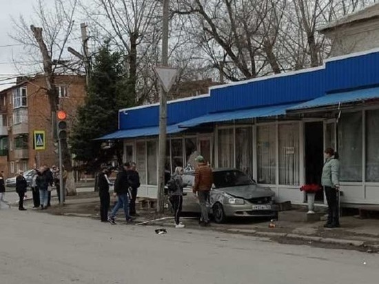 В Шахтах автомобилистка врезалась в цветочный магазин