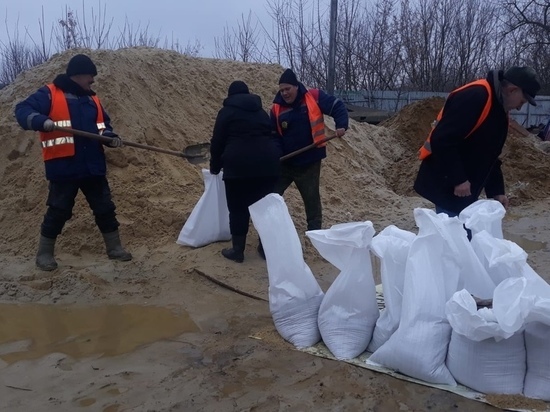 На улицах Тамбова откачивали воду и делали запруды из мешков с песком