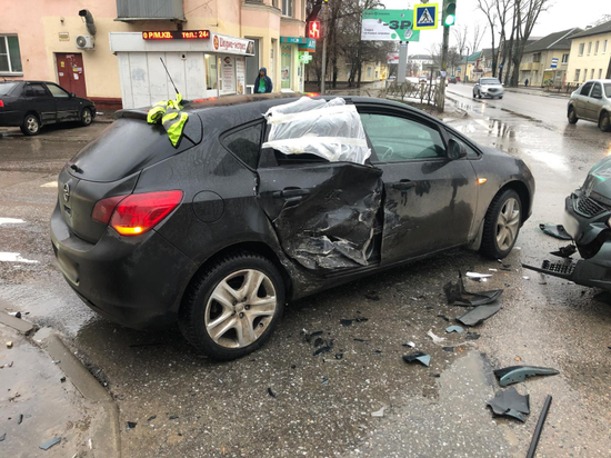 В центре Тамбова столкнулись легковушки: пострадала пассажирка
