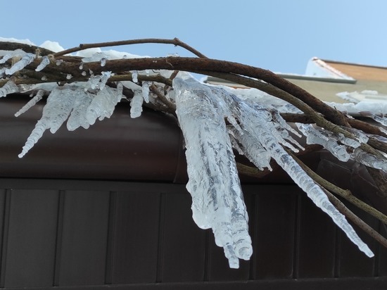 В Кирове травмирована еще одна женщина сошедшим с крыши снегом
