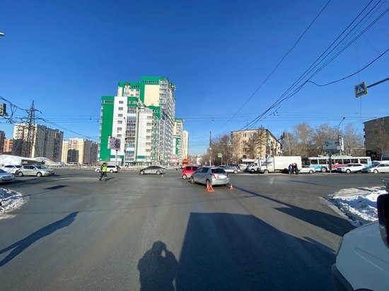Годовалая девочка пострадала при столкновении двух иномарок в Новосибирске