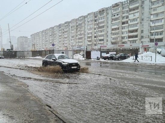 В Казани талые воды затопили городские улицы