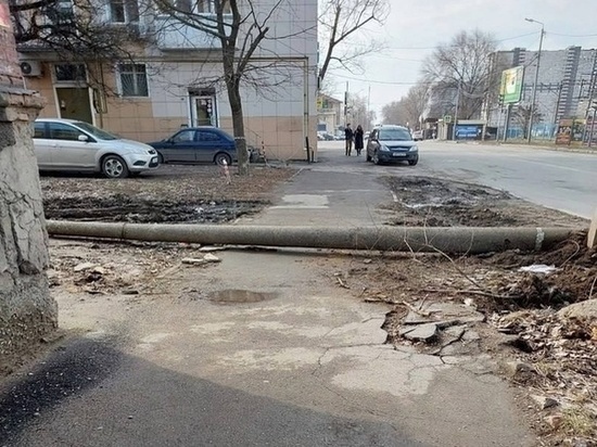 Жители Ростова пожаловались на упавший посреди тротуара столб