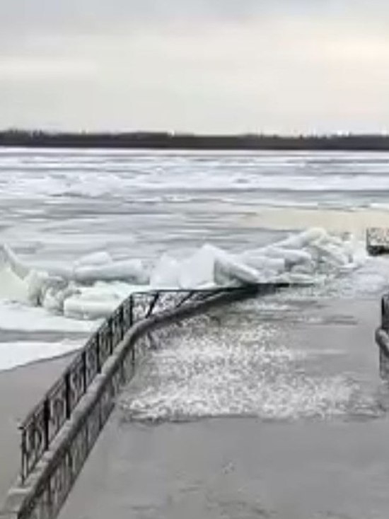 В Вольске ледоход снес новую набережную