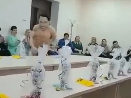 Первого замглавы округа в Тверской области уволили за выступление аниматора в костюме голого мужчины