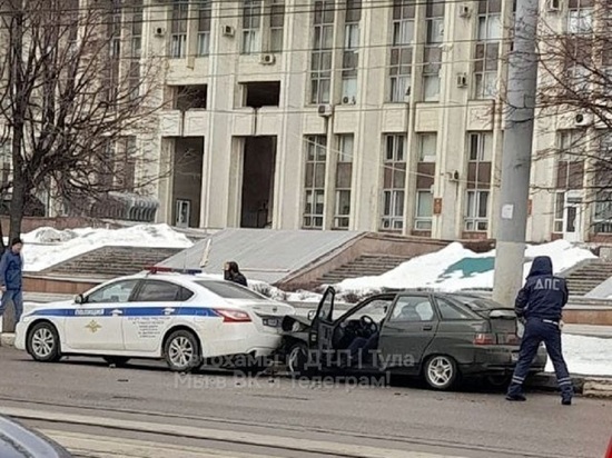 В Туле на улице Советской произошло ДТП с патрульным автомобилем ГИБДД