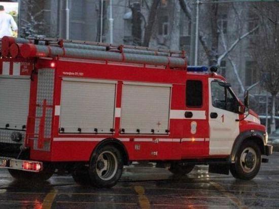 В Азовском районе два часа тушили крупный пожар в хозпостройке