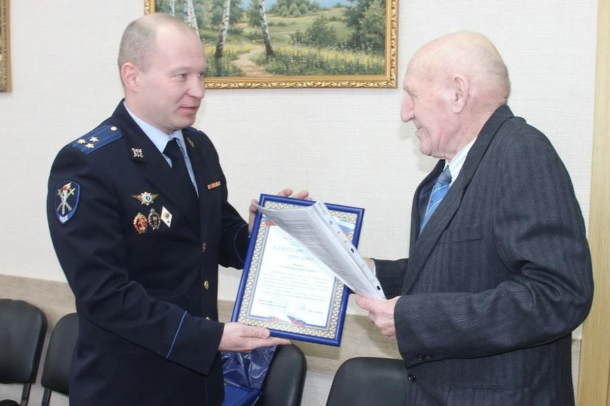 Костромские награды: в областном МВД вручили грамоту бдительному пенсионеру