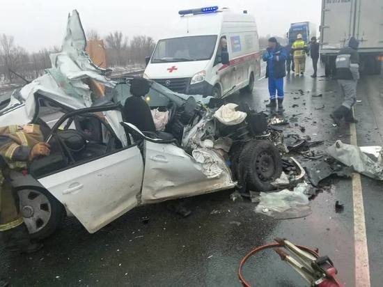 В Тоцком районе грузовик разворотил легковушку, погиб пассажир