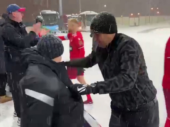Главный тренер футбольного «Енисея» Ивахов отдал свою куртку замерзшему красноярцу