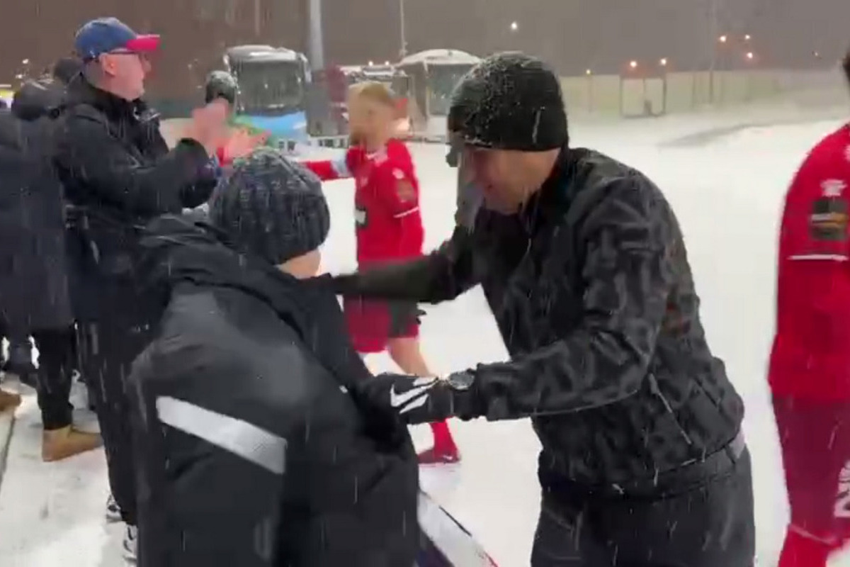 The head coach of the football "Yenisei" Ivakhov gave his jacket to the frozen Krasnoyarsk citizen