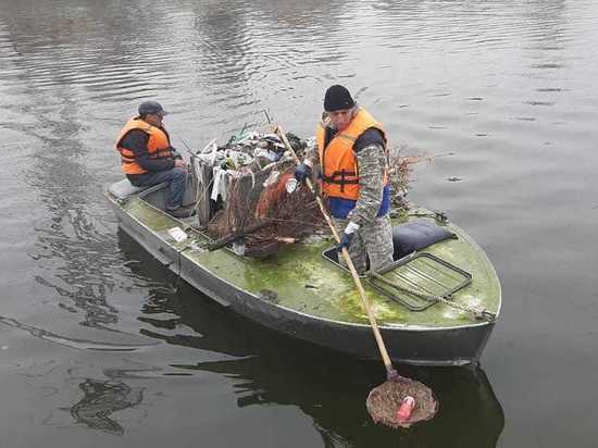 В Астрахани начали чистить городские каналы