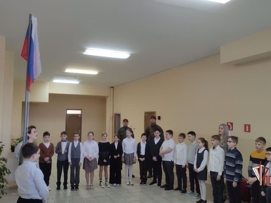 В Орле в школе№ 23 росгвардейцы подняли флаг России