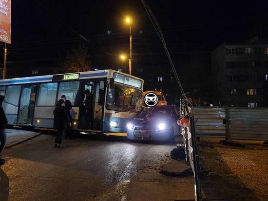 Жесткое ДТП в Пензе: автобус протаранил легковушку