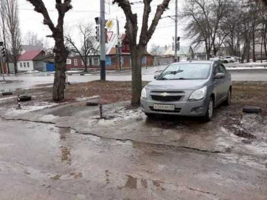 В Тамбове на бульваре Энтузиастов незаконно установили металлические столбы