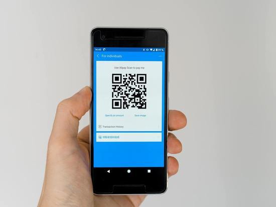 Пенсионер на Сахалине перевел мошенникам крупную сумму денег по QR-коду