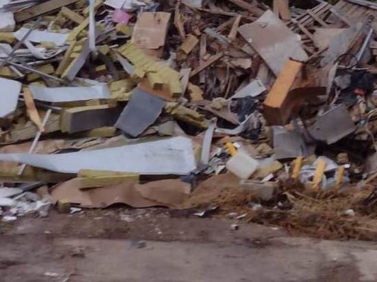 В Липецке под Сокольским мостом обнаружили груду мусора