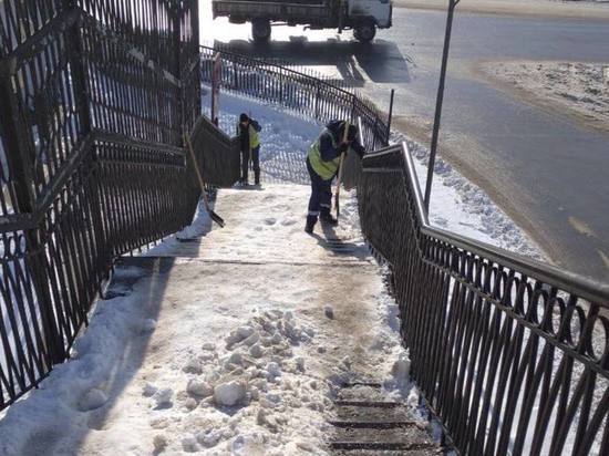 Тротуары, лестницы и виадуки очищают после снегопада во Владивостоке