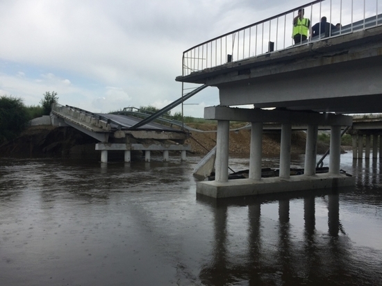 Разрушенный паводками в 2021 году мост начали ремонтировать в Шилке