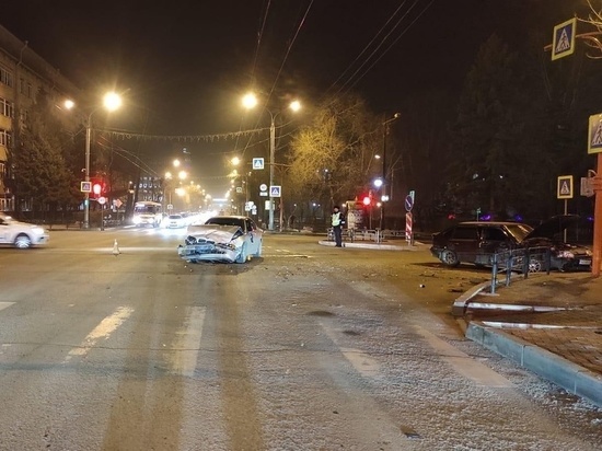 Вечером в центре Абакана столкнулись ВАЗ и BMW