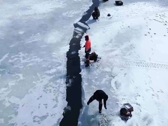 Дрон снял десятки рыбаков, вытаскивающих корюшку из трещины на Сахалине