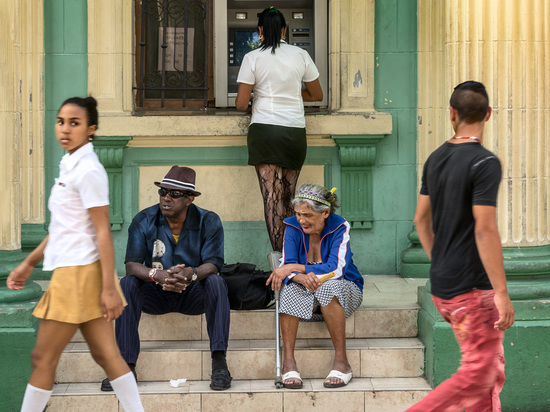 Банки Кубы начали принимать некоторые российские карты