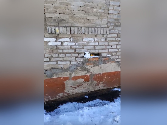 Жильцы дома в омских Нефтяниках пожаловались на трещину во внешней стене