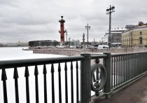 Перила с трезубцами вернулись на Биржевой мост в Петербурге после реставрации. Об этом сообщили в пресс-службе «Мостотреста».