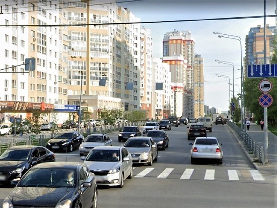 Автомобиль Mazda в центре Екатеринбурга сбил тридцать метров ограждения