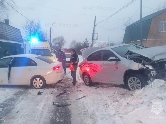 Два человека травмированы в ДТП с такси в Калужской области