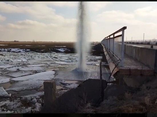 В Петровске, который топит из-за паводка, взрывают лед на реке
