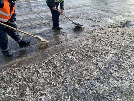 Коммунальщики перешли на усиленный режим из-за масштабного таяния снега в Петербурге