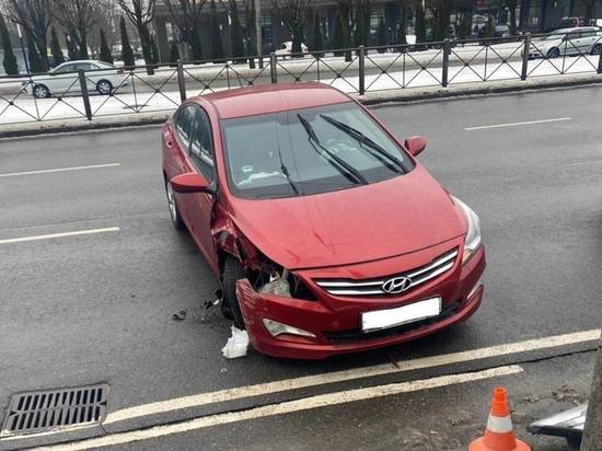 В Калининграде водитель на Hyundai врезался в световую опору