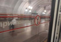 На красной ветке петербургского метро вечером 13 марта произошел несерьезный сбой – поезд несколько минут стоял на станции «Технологический институт», а потом уехал. Пассажиров же забрал следующий.